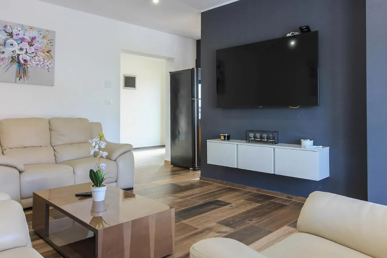 Modern Villa Maeni With Private Pool In Póla