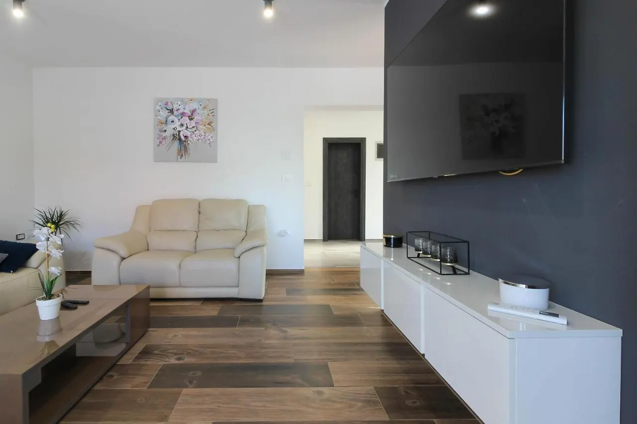 Modern Villa Maeni With Private Pool In Póla