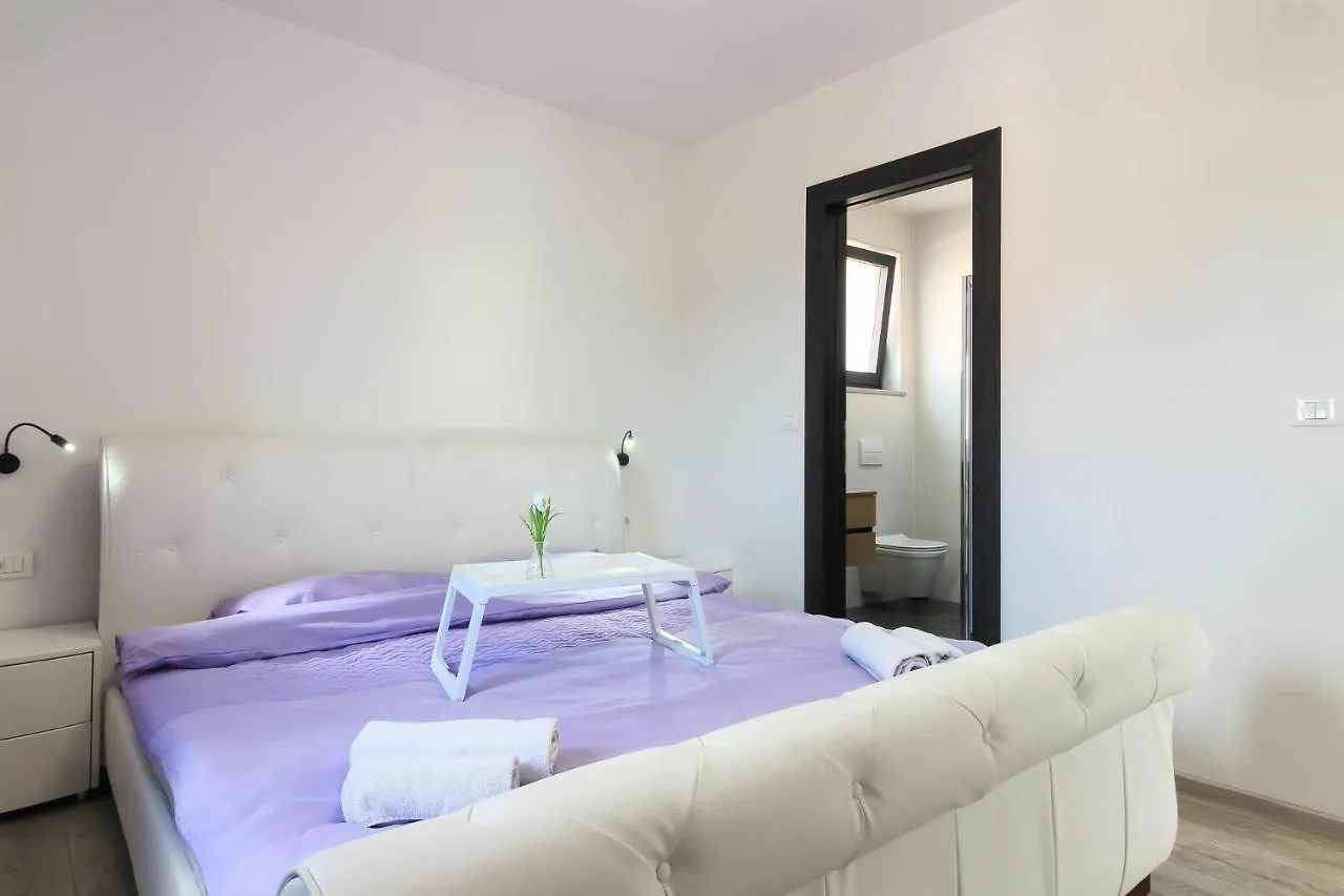 Modern Villa Maeni With Private Pool In Póla
