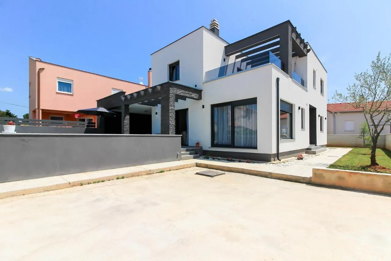 Modern Villa Maeni With Private Pool In Póla