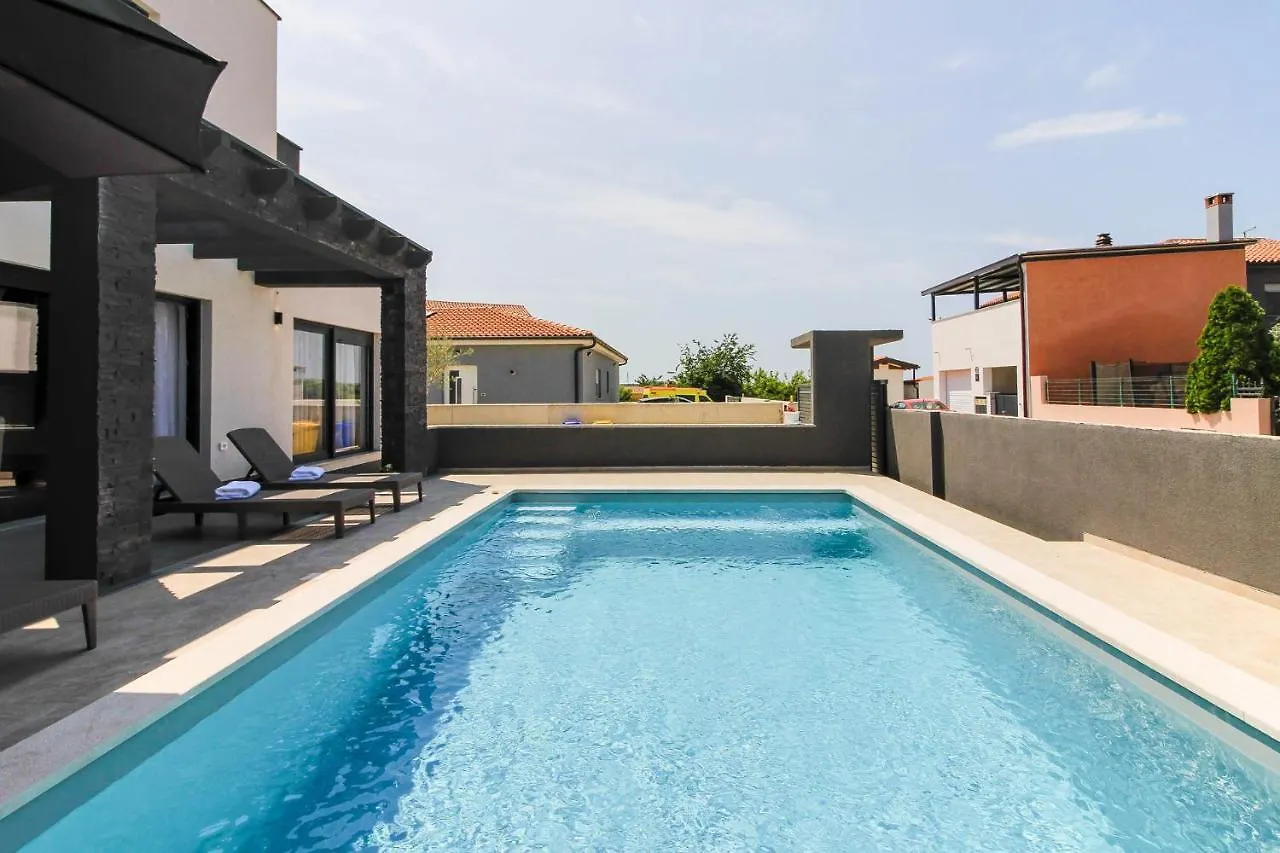 Modern Villa Maeni With Private Pool In Póla 0*,